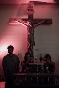 Jésus sur la croix, qui désapprouve tout ce boucan. Photo par Sébastien Lavallée - info@sebastienlavallee.com