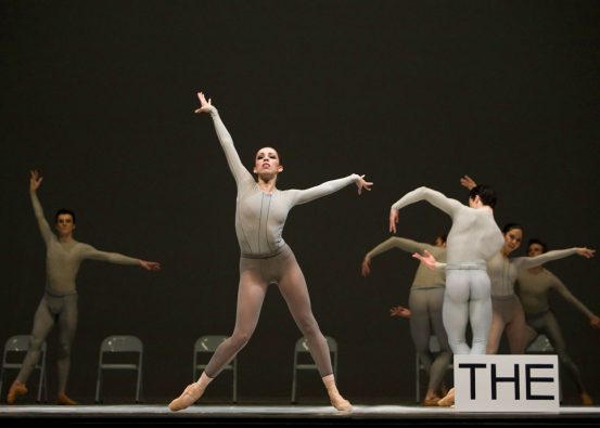 Jordana Daumec avec les artistes du Ballet dans the second detail. Photo par Cylla von Tiedemann, courtoisie de The National Ballet of Canada. 