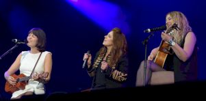 Festival d’été de Québec 2017 – Jour 1 | Isabelle Boulay (avec Les Soeurs Boulay) et Desjardins, on l’aime-tu! en photos