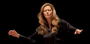La maestro Barbara Hannigan dirige l’OSM sans baguette ni trompette