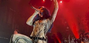 Arch Enemy et Martyr à l’Olympia | L’art de mettre une foule dans sa poche
