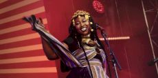 Francos 2025 – Jour 7 | En images : Djely Tapa fait danser la scène Scène Rogers