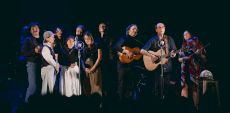 Festival en chanson de Petite-Vallée 2025 – Jour 2 | La Marée du forgeron : le souffle du large au coeur d’un théâtre renaissant