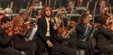 Beck avec l’OM à la Place des Arts | Le génie éclectique de Beck en habits chics