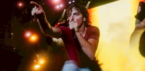 Festival d’été de Québec 2025 – Jour 3 | Benson Boone enflamme les Plaines, précédé d’une Remi Wolf électrique mais éphémère