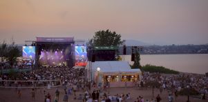 Cigale – Jour 2 | Phillip Phillips illumine la plage d’une soirée parfaite à la Baie de Beauport