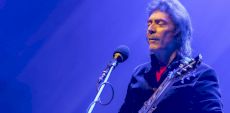 En images | Steve Hackett à la Place des Arts