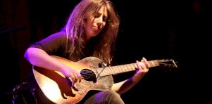 En images | Gwenifer Raymond a la Sala Rossa, quand les cordes parlent, les âmes écoutent
