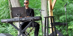 Pierre Lapointe au Jardin Botanique | Élégance et émotions, même sous un soleil de plomb