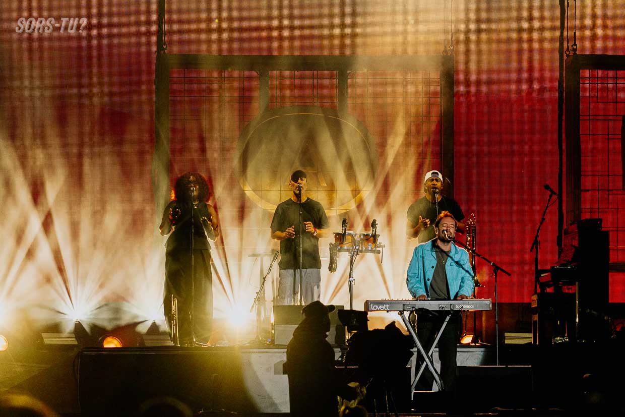mumford and sons lasso montreal 2026 12