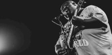 En images | Christone « Kingfish » Ingram au Théâtre Beanfield