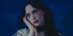 Entrevue avec Holly Humberstone | La goth pop intime d&rsquo;une Britannique authentique