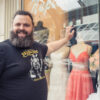 Serge : Les Hôtesses, on a toujours des costumes. Les gars sont toujours habillés pareil ou dans les mêmes motifs. Mais moi, je peux jamais porter la même chose que les autres, parce que je peux juste m'habiller dans les big and large stores, je porte du 3X, je suis 6 pieds 2 et je pèse 350 livres.