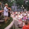 Des musiciens jouant dans la fontaine de la Place d'Armes en 1998.