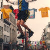 Un monocycle géant sur la rue St-Jean en 2001.
