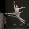 Piotr Stanczyk avec les artistes du Ballet dans the second detail. Photo par Cylla von Tiedemann, courtoisie de The National Ballet of Canada.