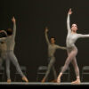 Jordana Daumec avec les artistes du Ballet dans the second detail. Photo par Cylla von Tiedemann, courtoisie de The National Ballet of Canada. 