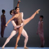 Tina Pereira et Robert Stephen dans Chroma. Photo par Cylla von Tiedemann, courtoisie de The National Ballet of Canada. 
