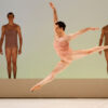 Piotr Stanczyk avec les artistes du Ballet dans Chroma. Photo par Bruce Zinger, courtoisie de The National Ballet of Canada