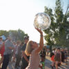 Un ballon de plage rempli de confettis lancé dans la foule durant Bonnie Doon