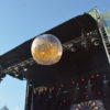 Un ballon de plage rempli de confettis lancé dans la foule durant Bonnie Doon