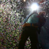 Chris Martin sous une pluie de confettis. Photo par Karine Jacques