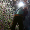 Chris Martin sous une pluie de confettis. Photo par Karine Jacques