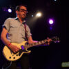 Le guitariste East Bay Ray. Photo par Karine Jacques.