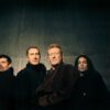 GANG OF FOUR fait référence au groupe de dirigeants chinois radicaux, reconnus comme les principaux instigateurs de la Révolution culturelle sous le règne de Mao Zedong, de 1966 à 1976.