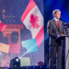 Le premier ministre du Canada, en traduction simultanée par Stéphane Bureau