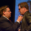 Le maire Coderre remet une épinglette à Huey Lewis en conférence de presse du FIJM.