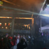 Chorale sur une passerelle latérale durant le show de <a href='/artiste/patrick-watson/' >Patrick Watson</a>.