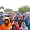 La foule du dimanche, sous la pluie.