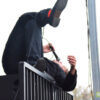 Will Butler qui chille sur le speaker. Photo par Marc-André Mongrain.