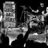 THE QUEERS est un band punk qui adopte joyeusement un terme délicat, sans qu'aucun membre des Queers ne soit homosexuel. En fait, leurs chansons traitent de filles et de bière... Imaginez un band québécois de dudes hétéros qui se nommerait Les Tapettes...