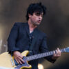 Billie Joe Armstrong aux côtés des vétérans <a href='/artiste/the-replacements/' >The Replacements</a>. Photo par Karine Jacques.