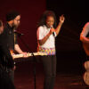 Dans L'shed, <a href='/artiste/joey-robin-hache/' >Joey Robin Haché</a> et Kelly Bado. Photo par Julien Lavoie.