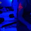 Yoga sous les « black lights »!